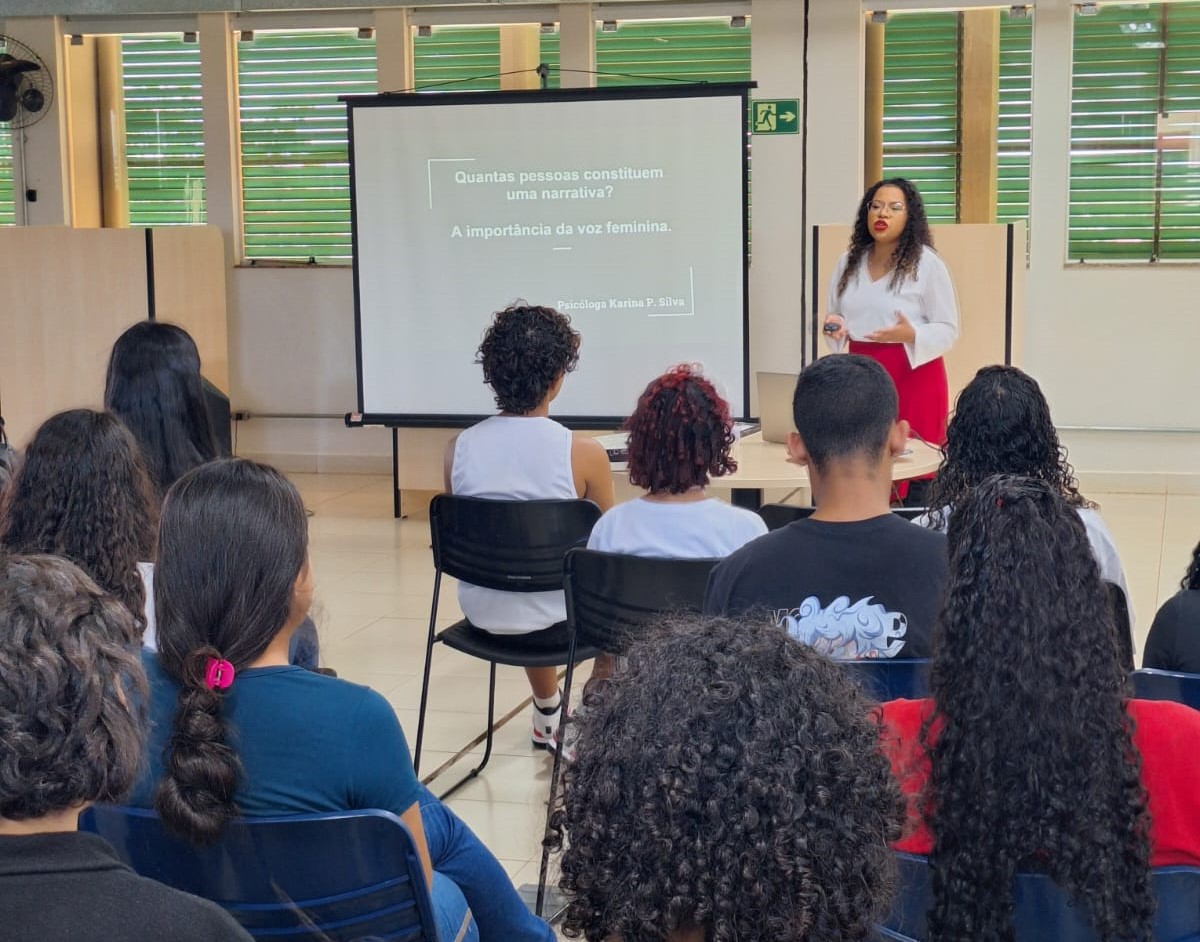 Psicóloga e egressa do Câmpus Luziânia, Karina Silva, fala sobre "A importância da voz feminina"